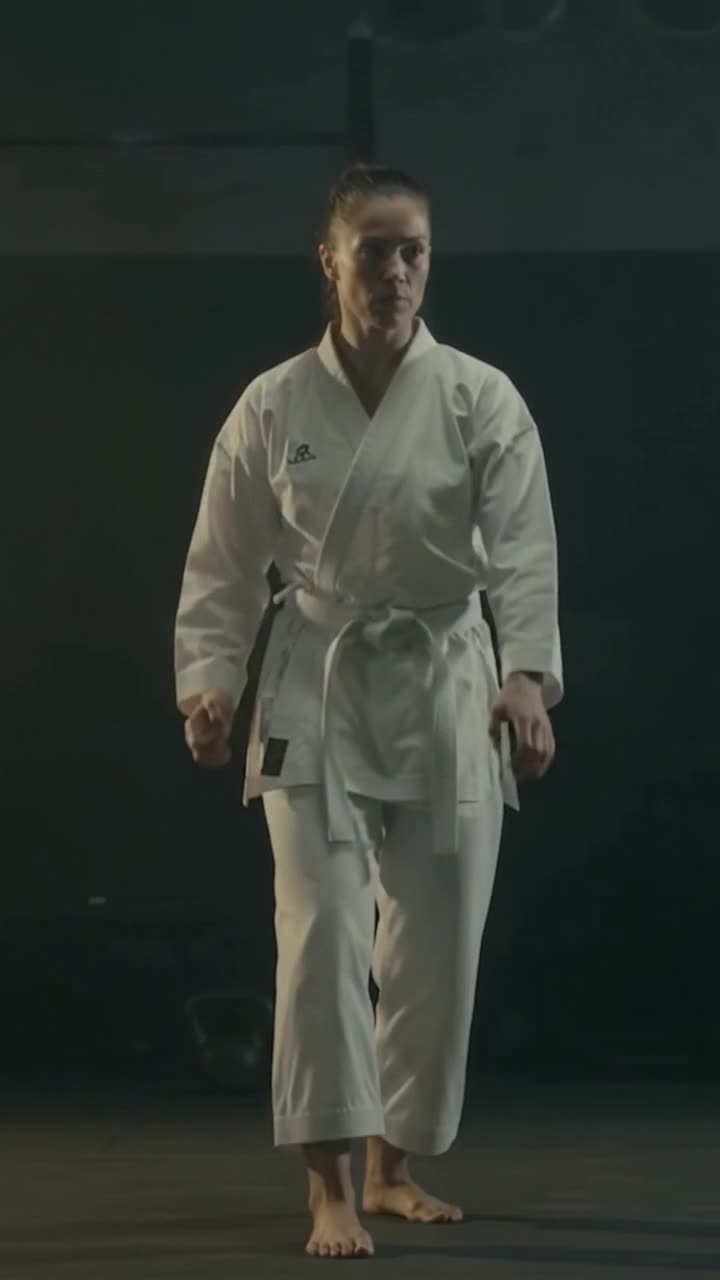 Secuencia de entrenamiento de karate: guardia de pie, puño y trabajo de suelo con karategi y cinturón negro.